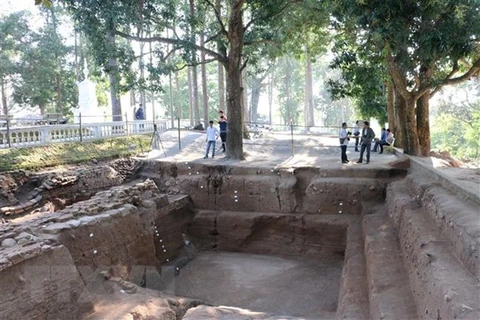 Hố khai quật tại sân Chùa Linh Sơn Cổ Tự - khu Di tích Quốc gia Đặc biệt Óc Eo-Ba Thê tại huyện Thoại Sơn, tỉnh An Giang. (Ảnh: Công Mạo/TTXVN) 