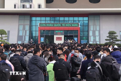 Hàng nghìn công dân chờ làm thủ tục xuất nhập cảnh qua cửa khẩu Quốc tế Hữu Nghị, Lạng Sơn.(Ảnh: Quang Duy/TTXVN)
