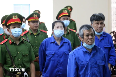 Bị cáo Nguyễn Thị Kim Hạnh (Mười Tường) cùng đồng phạm nghe Hội đồng xét xử tuyên án. (Ảnh: Công Mạo/TTXVN)