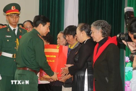 Bộ trưởng Quốc phòng, Đại tướng Phan Văn Giang tặng quà cho gia đình chính sách, người có công với cách mạng tỉnh Bình Định. (Ảnh: Sỹ Thắng/TTXVN)