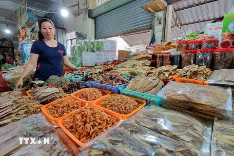 Các mặt hàng hải sản khô được bán tại chợ Phan Rang, tỉnh Ninh Thuận. (Ảnh: Nguyễn Thành/TTXVN)