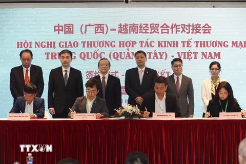 Lễ ký thỏa thuận hợp tác giữa doanh nghiệp Việt Nam và doanh nghiệp Quảng Tây (Trung Quốc). (Ảnh: Nhật Anh/TTXVN)