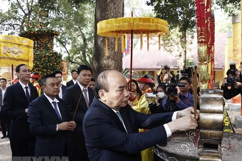 Chủ tịch nước Nguyễn Xuân Phúc và các đại biểu thực hiện nghi lễ dâng hương tại Điện Kính Thiên. (Ảnh: Thống Nhất/TTXVN) 