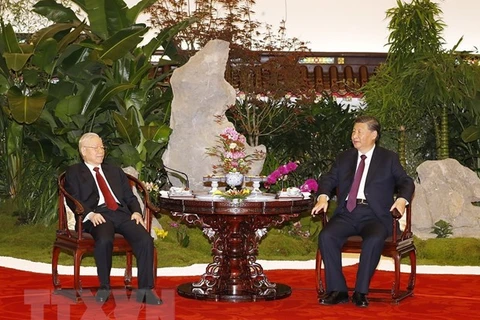 Tổng Bí thư Nguyễn Phú Trọng và Tổng Bí thư, Chủ tịch Trung Quốc Tập Cận Bình thưởng thức trà trong chuyến thăm chính thức Trung Quốc. (Ảnh: Trí Dũng/TTXVN)