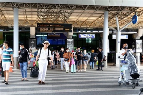 Hành khách tại Ga đến trong nước, Cảng hàng không Tân Sơn Nhất. (Ảnh: Hồng Đạt/TTXVN) 