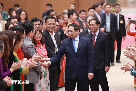 Thủ tướng Phạm Minh Chính với kiều bào tiêu biểu dự chương trình Xuân Quê hương 2023. (Ảnh: Dương Giang/TTXVN) 