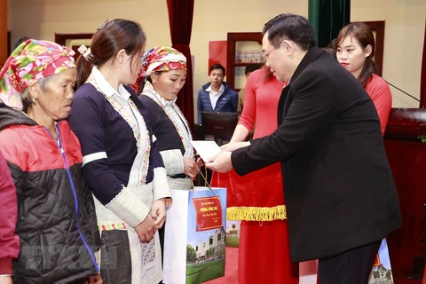Chủ tịch Quốc hội Vương Đình Huệ tặng quà Tết cho gia đình chính sách, hộ nghèo, đồng bào dân tộc thiểu số. (Ảnh: Doãn Tấn/TTXVN) 