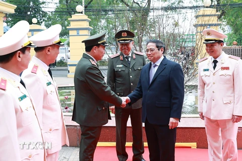 Thủ tướng Phạm Minh Chính đến thăm, chúc Tết cán bộ, chiến sỹ Bộ Tư lệnh Cảnh vệ. (Ảnh: Dương Giang/TTXVN) 