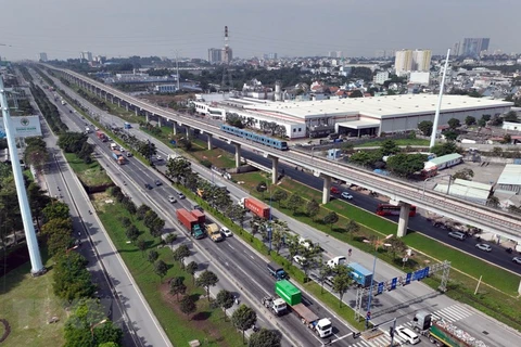 Tàu metro số 1 chạy thử nghiệm đoạn trên cao. (Ảnh: Mạnh Linh/TTXVN) 