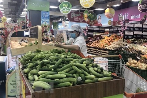 Nhân viên siêu thị tại Thành phố Hồ Chí Minh liên tục cung ứng hàng hóa lên quầy, kệ. (Ảnh: Mỹ Phương/TTXVN) 