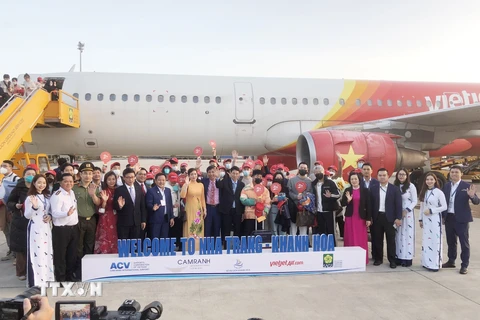 Đại diện lãnh đạo Ủy ban Nhân dân tỉnh Khánh Hòa, các cơ quan chức năng địa phương đã ra tận cầu thang máy bay để đón chào các du khách trên chuyến bay. (Ảnh: Tiên Minh/TTXVN)