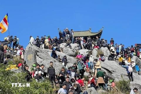 Chùa Đồng trên đỉnh núi Yên Tử thu hút đông đảo du khách trong những ngày đầu xuân. (Ảnh: TTXVN phát)