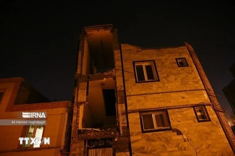Một tòa nhà bị hư hại sau trận động đất ở tỉnh Tây Azarbaijan, Iran ngày 29/1. (Nguồn: IRNA/TTXVN)