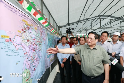 Thủ tướng Phạm Minh Chính kiểm tra tiến độ dự án cầu Mỹ Thuận 2. (Ảnh: Dương Giang/TTXVN) 