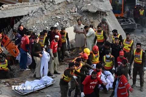 Lực lượng cứu hộ chuyển thi thể nạn nhân tại hiện trường vụ nổ đền thờ ở Peshawar, Pakistan, ngày 30/1/2023. (Nguồn: AFP/TTXVN) 
