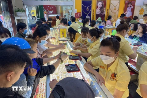 Nhiều người dân tới mua sắm vàng tại tiệm vàng ở quận Bình Thạnh, Thành phố Hồ Chí Minh. (Ảnh: Hứa Chung/TTXVN)