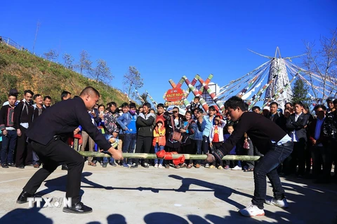 Hoạt động nghệ thuật, các trò chơi dân gian phục vụ du khách tham quan Khu du lịch cáp treo Fansipan Legend ở Lào Cai. (Ảnh: Quốc Khánh/TTXVN)