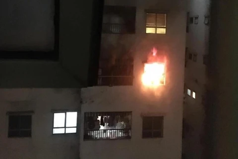 Hà Nội: Hướng dẫn 120 người thoát khỏi đám cháy trong chung cư 