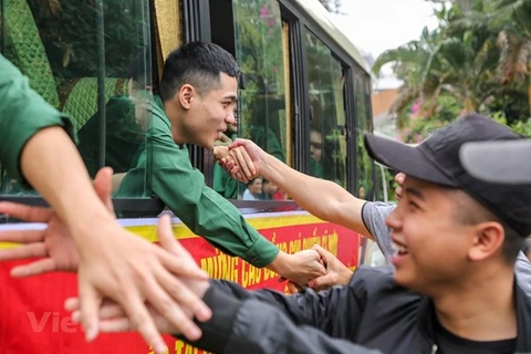 Thanh niên Thủ đô lên đường thực hiện nghĩa vụ quân sự. (Ảnh: Minh Sơn/Vietnam+) 