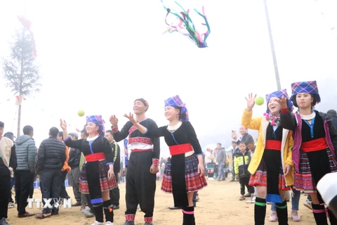 Trò chơi ném pao không thể thiếu trong các lễ hội của đồng bào dân tộc Mông. (Ảnh: Đinh Thùy/TTXVN) 
