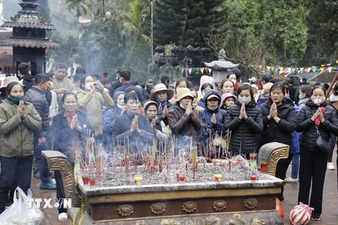 Đông đảo du khách thập phương tham dự lễ khai hội chùa Hương. (Ảnh: Trần Việt/TTXVN)
