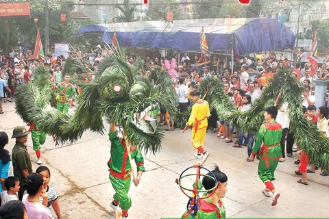 Múa rồng mây, một trong những sinh hoạt văn hóa đặc sắc tại Lễ hội Thái Bình xướng ca. (Nguồn: Báo Nam Định)