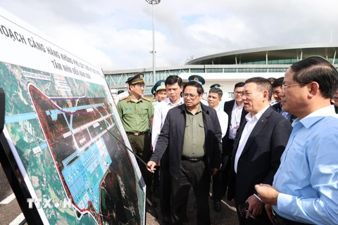 Thủ tướng Phạm Minh Chính kiểm tra dự án nâng cấp, mở rộng Cảng hàng không Phù Cát. (Ảnh: Dương Giang/TTXVN) 