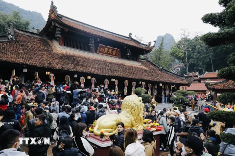 Đông đảo du khách thập phương tham dự lễ hội chùa Hương. (Ảnh: Trần Việt/TTXVN)