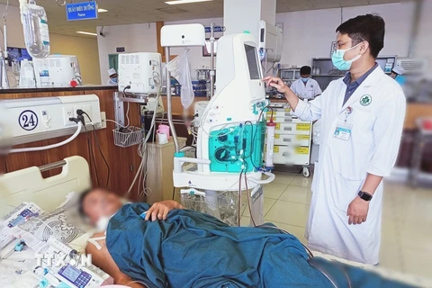 Một trong 4 ca ngộ độc nặng đang điều trị tại Bệnh viện Đa khoa Trung tâm An Giang. (Ảnh: TTXVN phát)