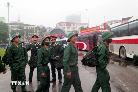 Thanh niên thành phố Thái Nguyên lên đường nhập ngũ. (Ảnh: Quân Trang/TTXVN)