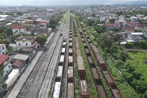 Dự án đường sắt Yên Viên-Cái Lân "treo" quá lâu khiến các toa tàu, tà vẹt, đường ray lâu không vận hành đã xuống cấp, hoen rỉ. (Ảnh: Thanh Vân/TTXVN) 