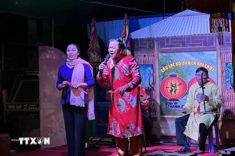 Các nghệ nhân biểu diễn hô hát Bài Chòi lời cổ phục vụ người dân và du khách tại Đà Nẵng năm 2023. (Ảnh: Trần Lê Lâm/TTXVN)