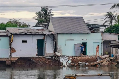 Những căn nhà bị mất một phần do sạt lở ở phường Trà An, quận Bình Thủy, thành phố Cần Thơ. (Ảnh: Thanh Liêm/TTXVN)