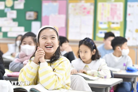 Trẻ em bỏ khẩu trang trong lớp học tại thành phố Daegu, Hàn Quốc sau khi nước này chính thức bãi bỏ quy định bắt buộc đeo khẩu trang trong hầu hết các không gian công cộng trong phòng kín, ngày 30/1/2023. (Ảnh: Yonhap/TTXVN)