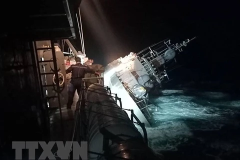 Tàu hộ vệ HTMS Sukhothai bị nghiêng sau khi nước tràn vào thân ở ngoài khơi tỉnh Prachuap Khiri Khan, Thái Lan đêm 18/12/2022. (Ảnh: AFP/TTXVN) 
