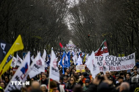 Giáo viên tham gia tuần hành yêu cầu tăng lương tại Lisbon, Bồ Đào Nha, ngày 11/2/2023. (Nguồn: AFP/TTXVN)