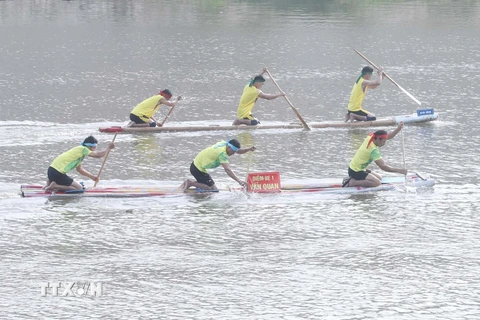 Lễ hội đua bè mảng trên sông Kỳ Cùng tỉnh Lạng Sơn thu hút 17 đội tham gia. (Ảnh: Anh Tuấn/TTXVN) 