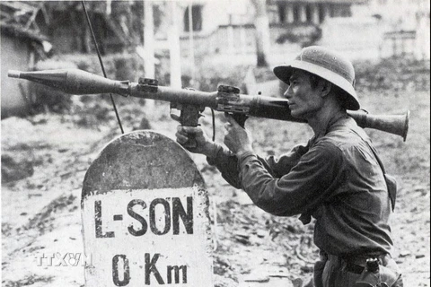 Hình ảnh người chiến sỹ cầm súng B41 hướng về phía quân xâm lược, bên cạnh là cột mốc số 0 Lạng Sơn, rạng sáng 17/2/1979 mang tính biểu tượng về cuộc chiến đấu bảo vệ biên giới phía Bắc năm 1979. (Ảnh: Tư liệu/TTXVN phát) 