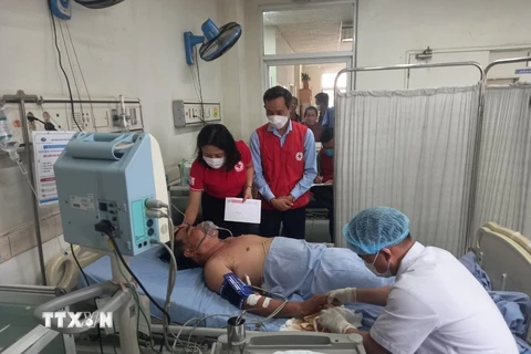 Các bệnh nhân trong vụ tai nạn thương tâm đang được tích cực điều trị tại bệnh viên Đa khoa Trung ương Quảng Nam. (Ảnh: Trịnh Bang Nhiệm/TTXVN)