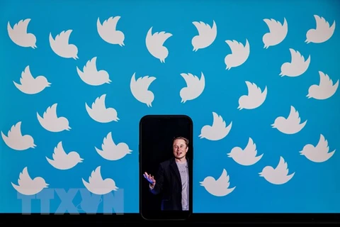 Tỷ phú Elon Musk và biểu tượng của Twitter. (Ảnh: AFP/TTXVN)