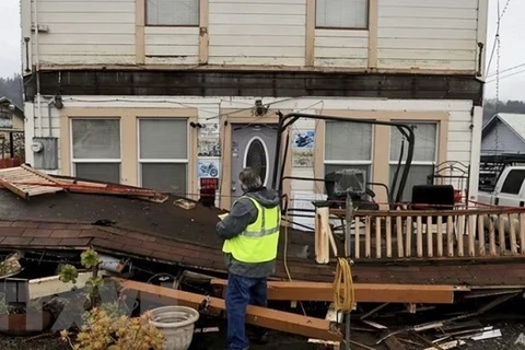 Một ngôi nhà bị hư hại sau trận động đất tại Rio Dell, bang California, Mỹ ngày 20/12/2022. (Ảnh: AP/TTXVN) 