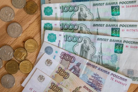 Đồng tiền giấy và tiền xu ruble tại Moskva, Nga. (Ảnh: THX/TTXVN) 