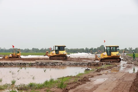 Các đơn vị thi công dự án thành phần đường cao tốc Cần Thơ-Hậu Giang. (Ảnh: Dương Giang/TTXVN)