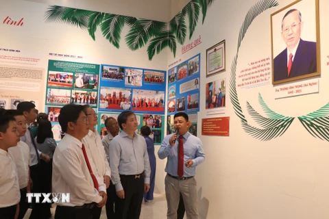 Các đại biểu tham quan khu trưng bày chuyên đề Trương Vĩnh Trọng - trọn nghĩa vẹn tình. (Ảnh: Chương Đài/TTXVN)