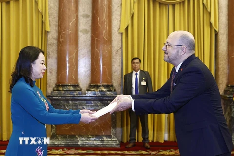 Quyền Chủ tịch nước Võ Thị Ánh Xuân tiếp nhận Quốc thư của Đại sứ Thụy Sĩ Thomas Gass. (Ảnh: Thống Nhất/TTXVN) 