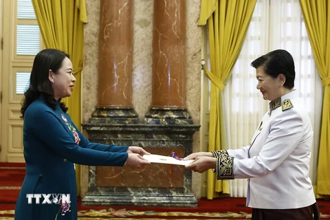 Quyền Chủ tịch nước Võ Thị Ánh Xuân tiếp nhận Quốc thư của Đại sứ Vương quốc Campuchia Chea Kimtha. (Ảnh: Thống Nhất/TTTXVN) 