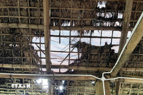 Mái nhà sàn Khu bảo tồn và phát huy giá trị văn hóa Làng Teng bị mục nát phải sử dụng bạt che mưa, nắng. (Ảnh: TTXVN phát)