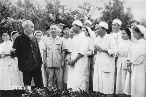 Sinh thời, Chủ tịch Hồ Chí Minh rất quan tâm đến việc xây dựng một nền y học Việt Nam vững mạnh, trong đó hình ảnh người thầy thuốc Việt Nam mẫu mực được Người đặc biệt quan tâm. Trong ảnh: Thăm Bệnh xá Vân Đình (Hà Tây cũ) ngày 20/4/1963, Chủ tịch Hồ Chí
