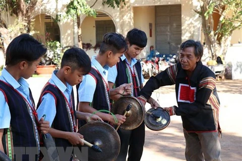 Nghệ nhân Ksor Siơh, dân tộc Jrai, sinh năm 1958, làng Kly, thị trấn Nhơn Hòa, huyện Chư Pưh (Gia Lai) dạy đánh cồng chiêng cho học sinh trong vùng. (Ảnh: Hồng Điệp/TTXVN) 