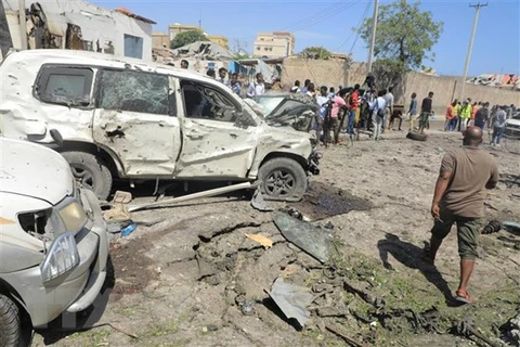 Hiện trường vụ đánh bom xe tại Somalia. (Ảnh: THX/TTXVN) 